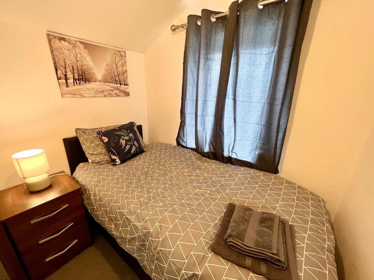 4 Bedroom Terrace House Wellingborough Esterno foto