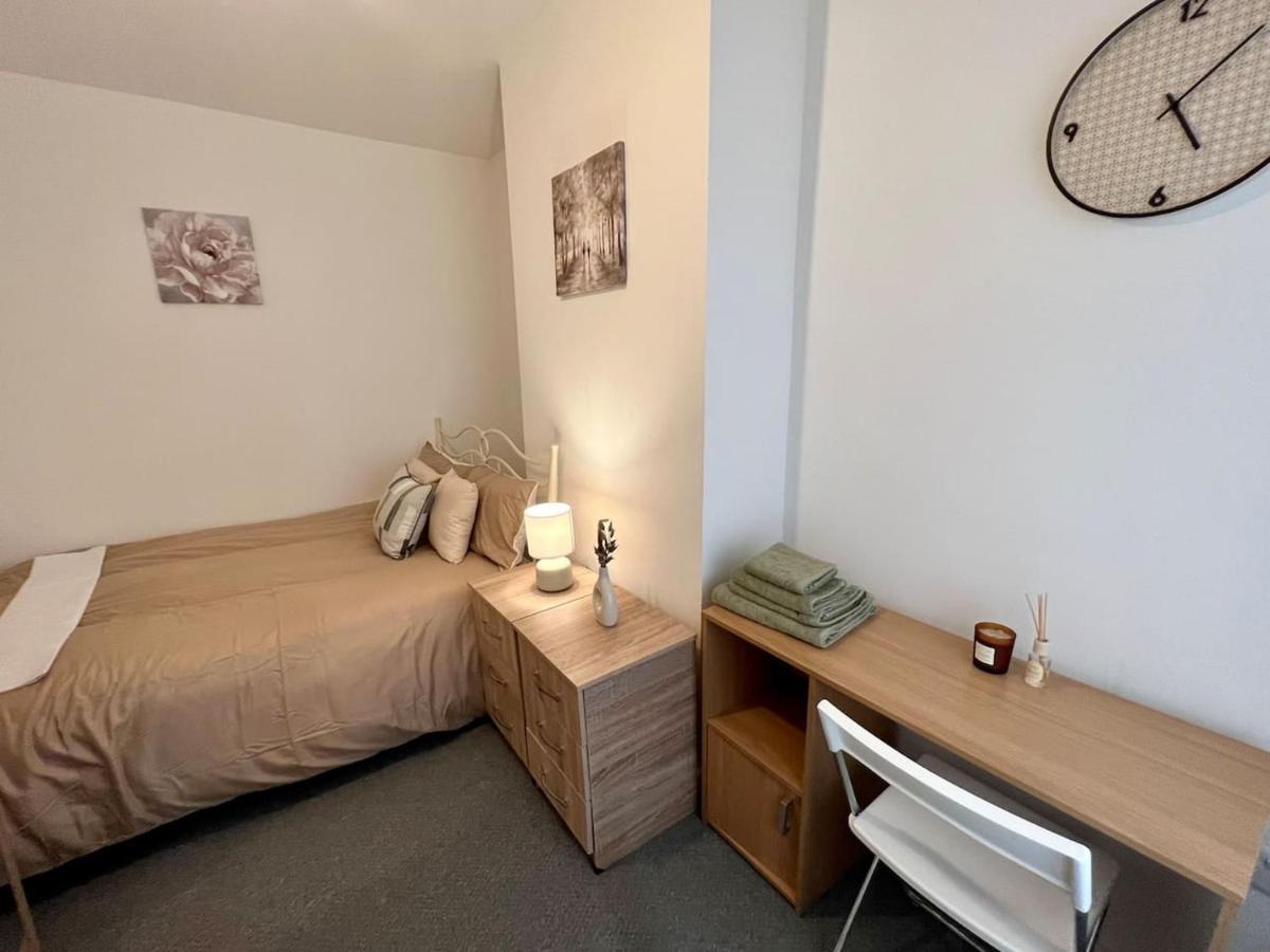4 Bedroom Terrace House Wellingborough Esterno foto