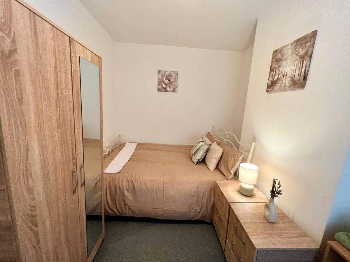 4 Bedroom Terrace House Wellingborough Esterno foto