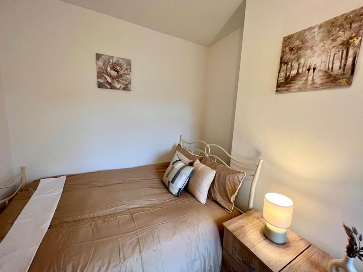 4 Bedroom Terrace House Wellingborough Esterno foto