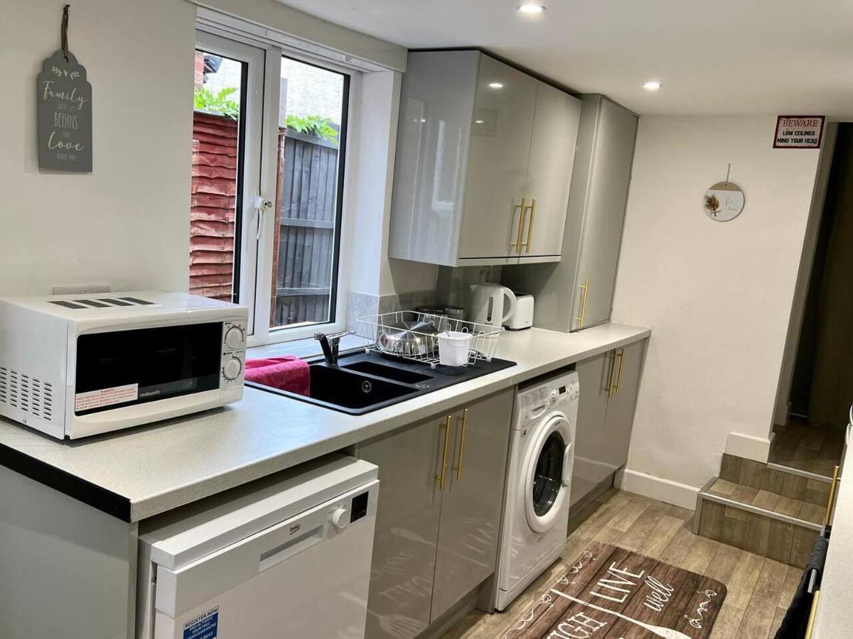 4 Bedroom Terrace House Wellingborough Esterno foto
